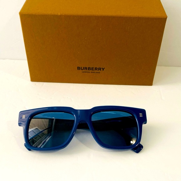 New BURBERRY
Dark Blue Square Men's Sunglasses - Picture 3 of 13